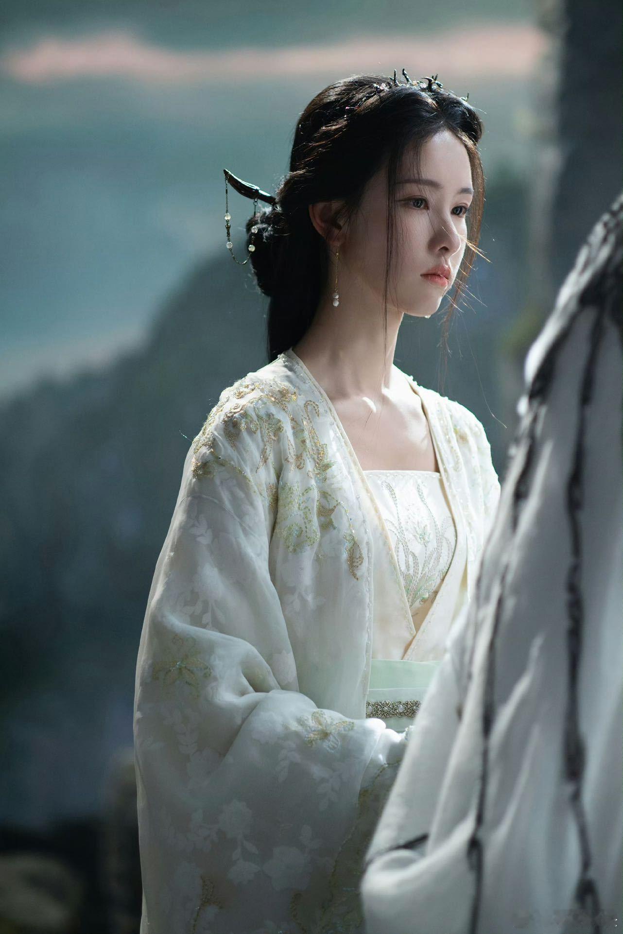 陈都灵演的每一部都算数古装现代来回切换，各类人设轻松驾驭，陈都灵凭借努力不断进