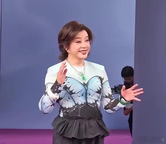 刘晓庆出席百花奖的全套翡翠珠宝格外吸睛，查过行情才知晓，两颗冰阳绿翡翠单件估值数
