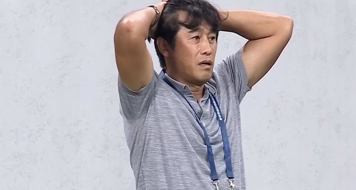 徐正源看到球队被罚下一人后，赶紧调整战术，本来有机会提前杀死比赛的，只可惜还是让