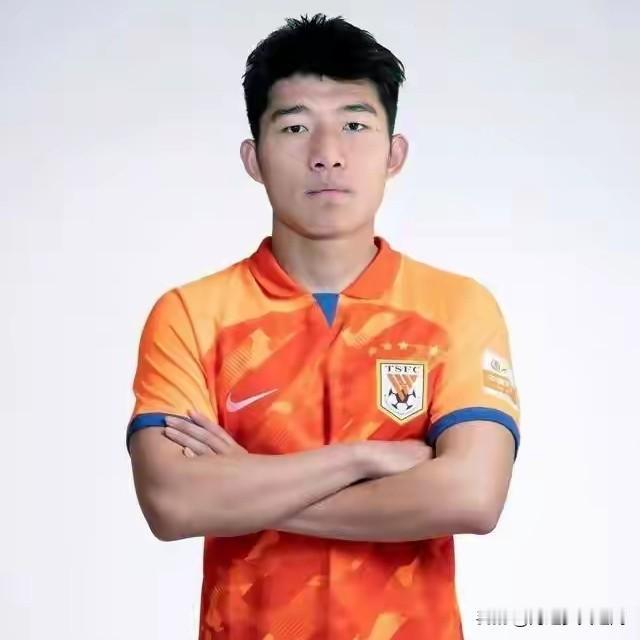 从2021年的拜合拉木转会深圳，到今年的重庆铜梁龙队租借的年轻小将岳瑞杰；再到刚
