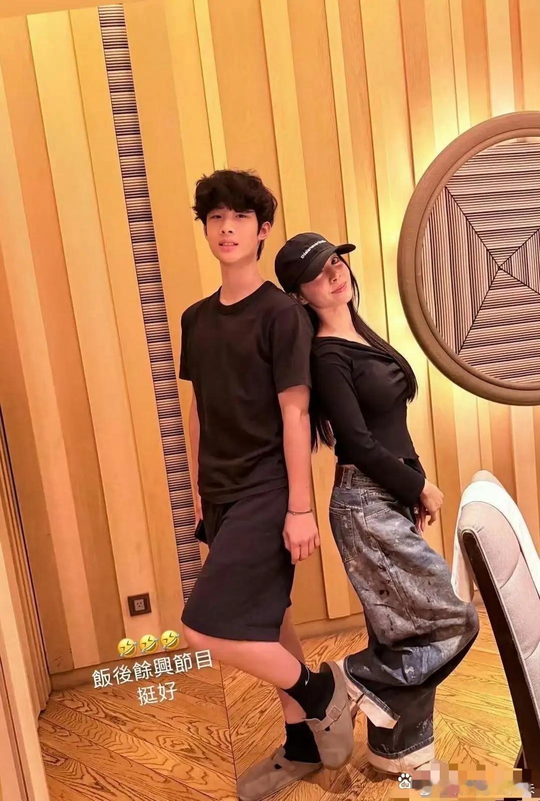 47岁的蔡依林和外甥合照，外甥都长这么大了，蔡依林却还这么年轻有活力，说是姐弟俩