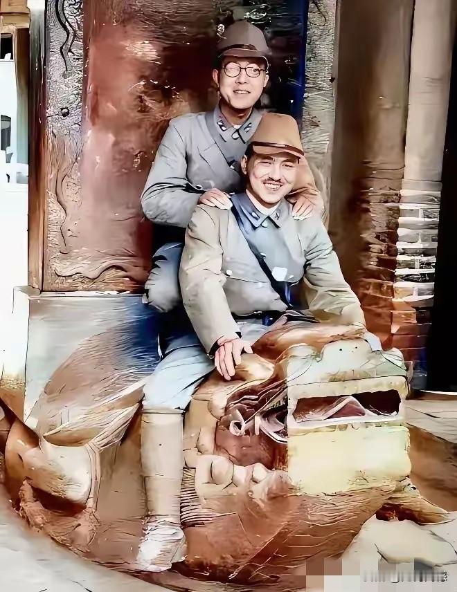 这两个日本鬼子岁数看起来已经不小了，这属于典型的老鬼子，笑起来皮笑肉不笑，整个脸