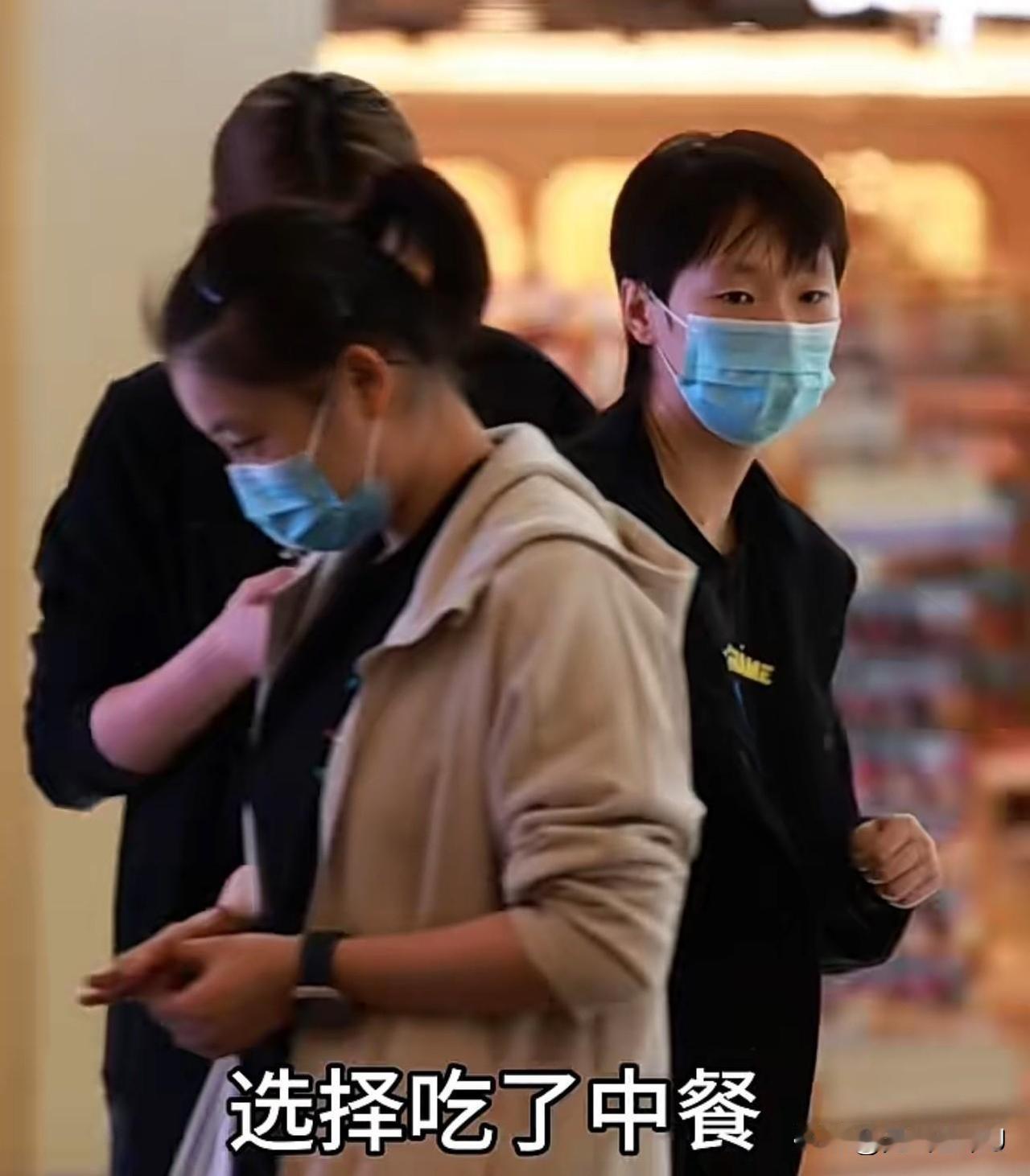 王曼昱顺利回国，抵达香港！离开印度赛场的她神采奕奕，与队友吃上一顿中餐，气氛温馨
