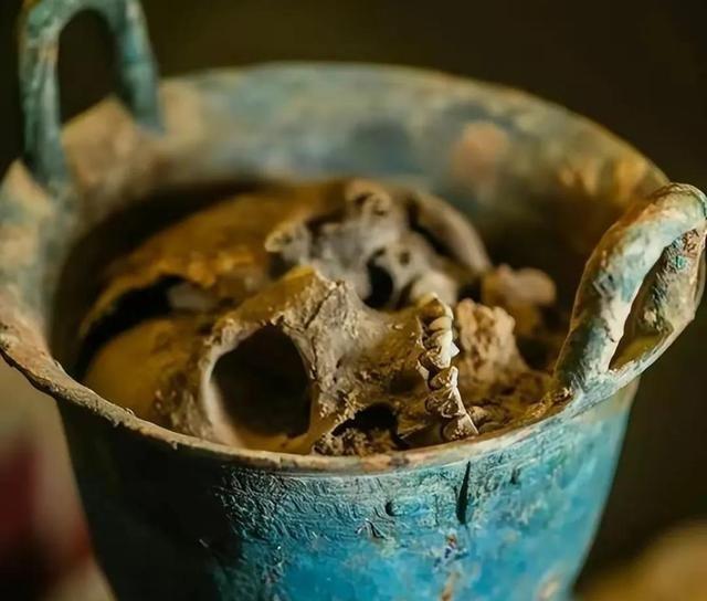 殷墟“人头甗”铁证：这不是蒸锅，是商代最血腥的祭祀礼器！商朝真的有把人头放进青