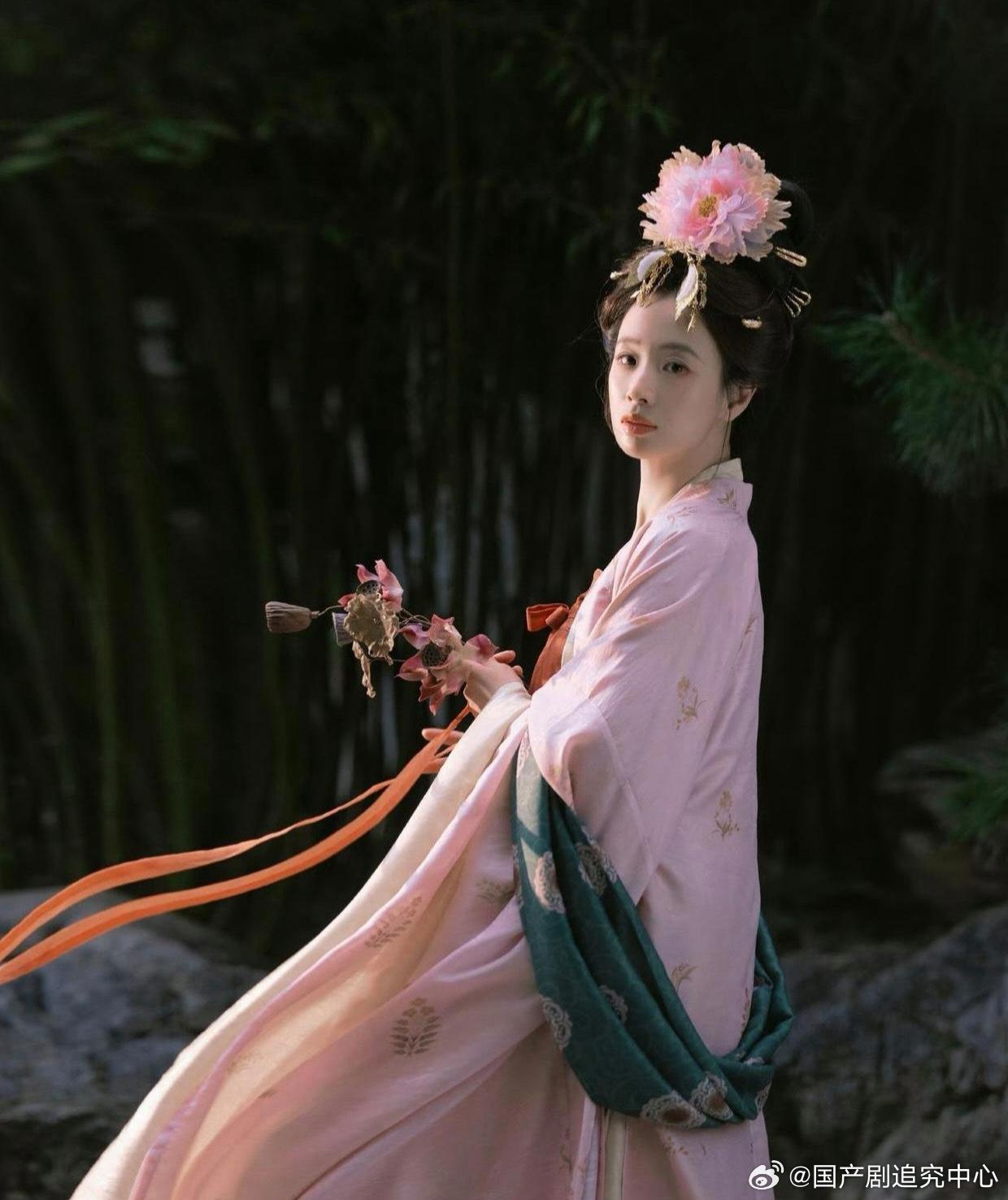 1.李梦算不上是耍大牌，她从学生时代脾气就比较直接，对待身边所有人都一样，不会刻意区别对待。2.杨幂