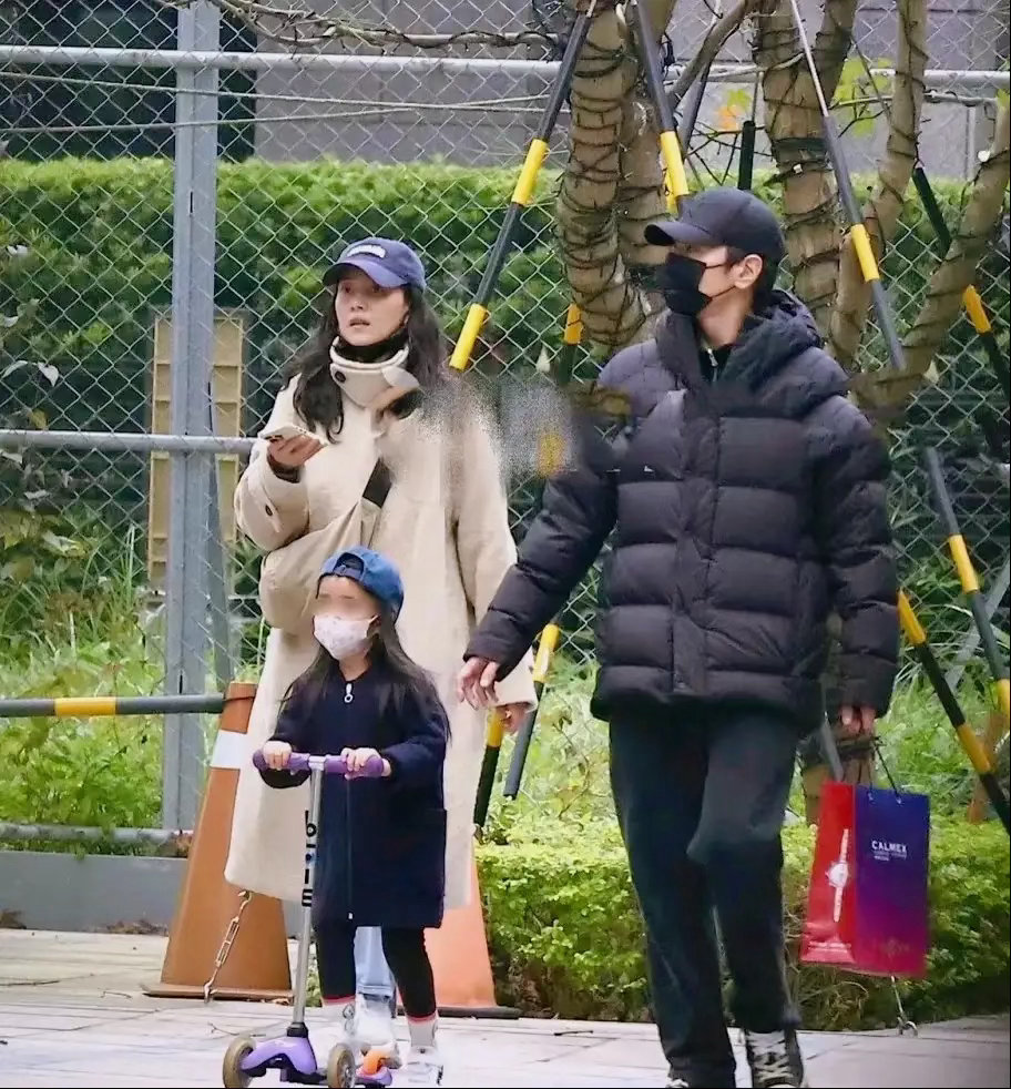 有网友在迪士尼偶遇高圆圆赵又延，还有她们的女儿！夫妻俩结婚后，特别低调，几乎没有