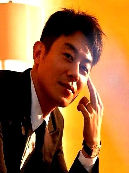 朱亚文在《大生意人》里演配角李成的消息一丢出来，朋友圈和豆瓣小组先是一愣随后集体