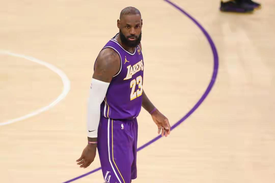 没防守，湖人不敌马刺，露怯!NBA杯，湖人露怯，没防守，外线成漏，内线不防，马