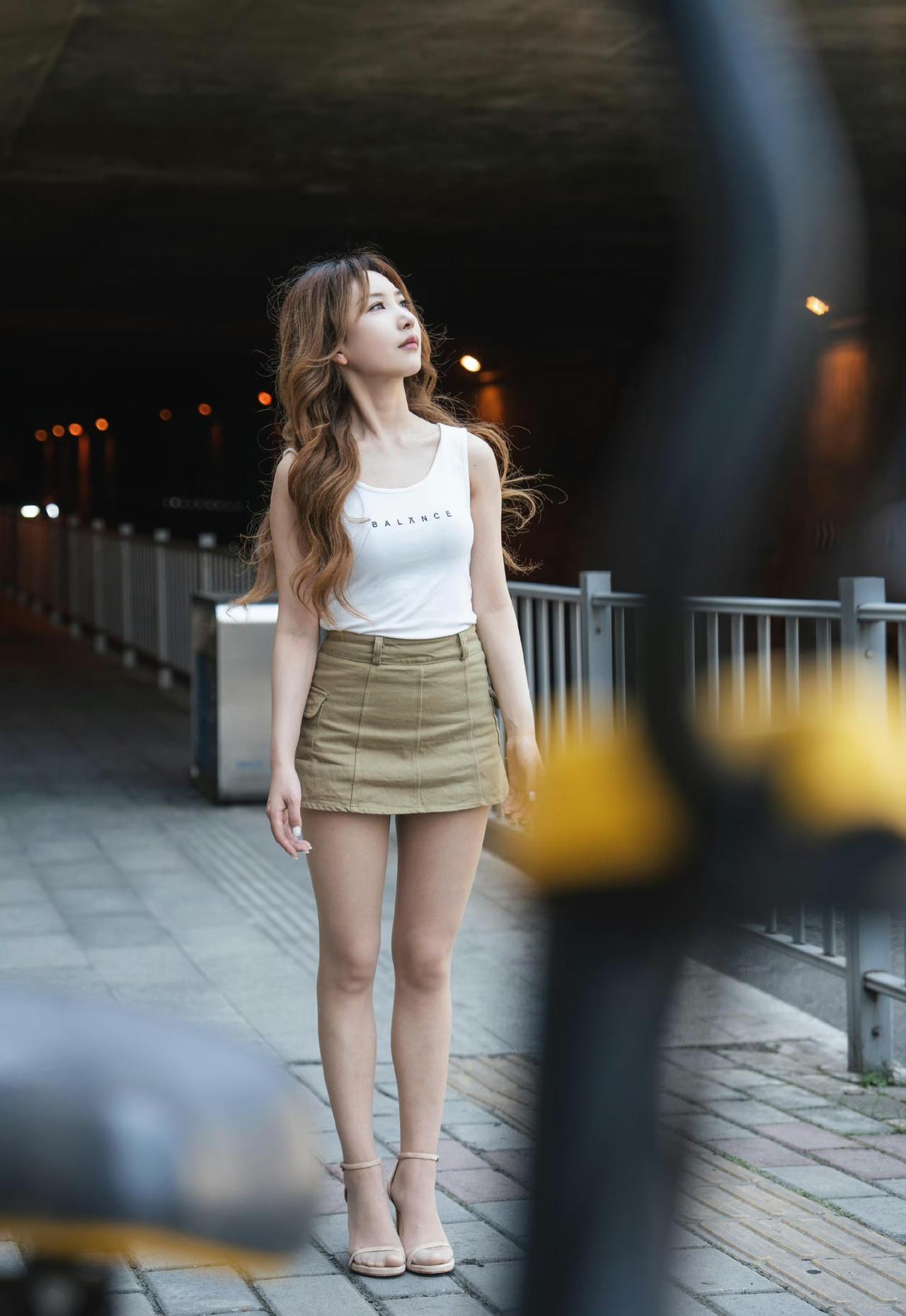 这套是“清新休闲的日常风”穿搭，基础款组合干净又耐看：-上衣选了白色印花