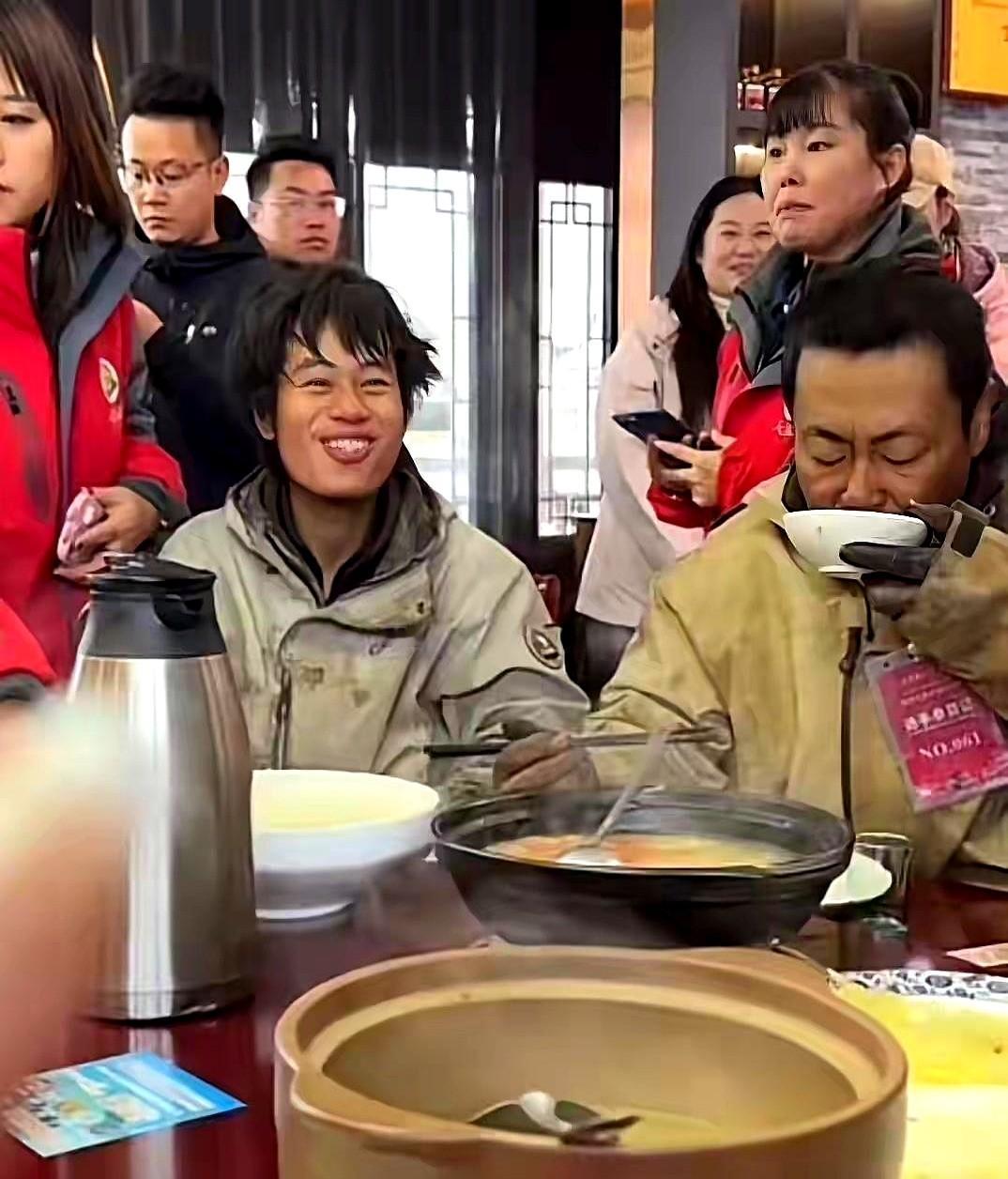 最近某荒野求生节目整了个事儿——14个选手全进决赛，突然停赛5天让休息，每人还发