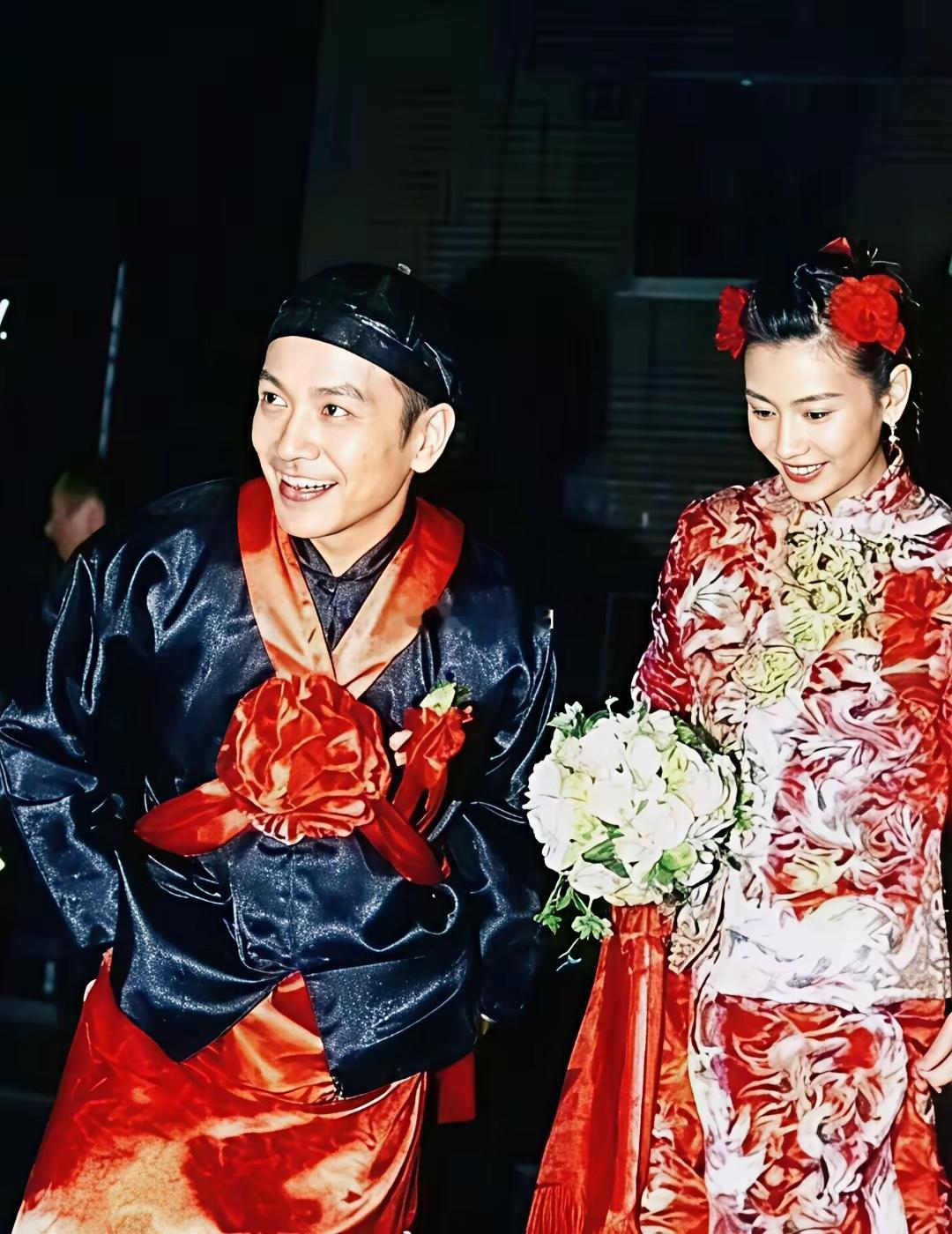 1999年邱淑贞和老公的中式结婚照，这风格有点儿大胆呀