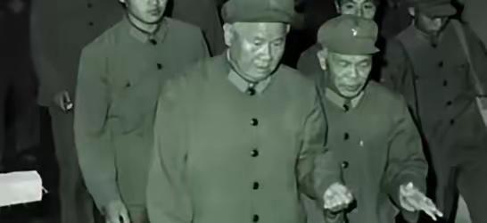 ☁1984年，陈再道正在家中享受宁静时，突然传来敲门声，几名穿着制服的人闯