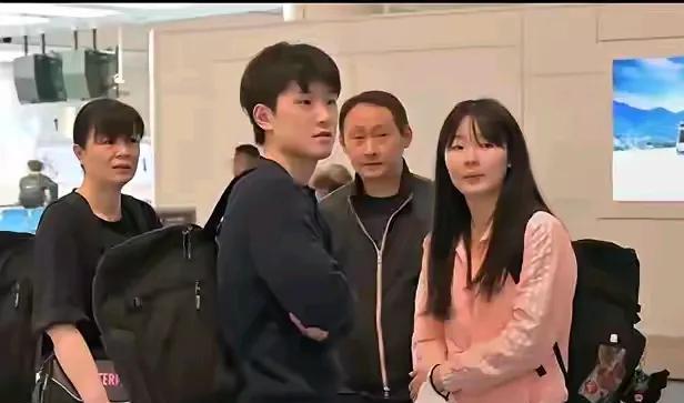 要说张本宇算是成功人士了！看着一家四口人出发去多哈了，张本宇还精心收拾了一下自