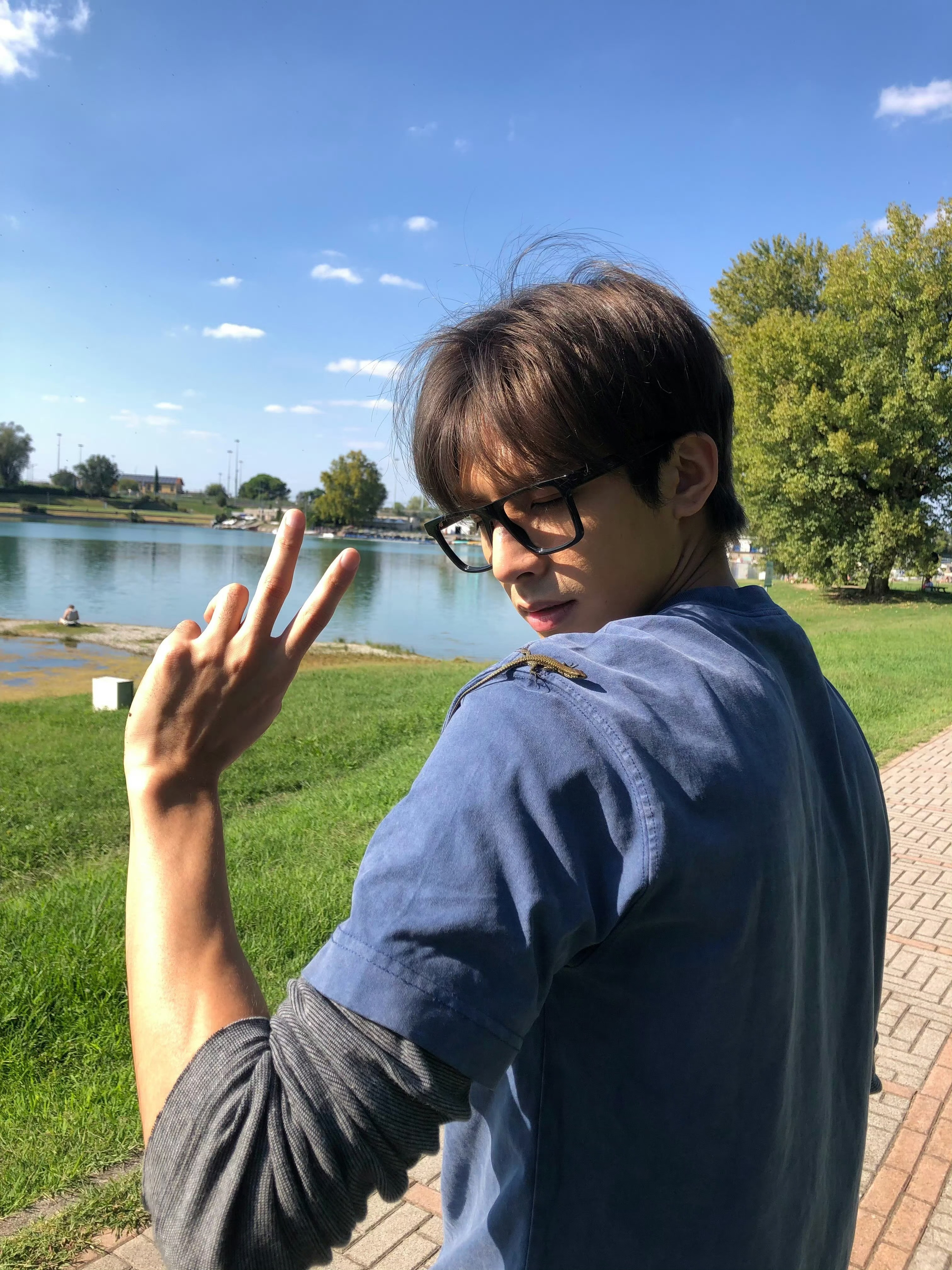 宋威龙Gucci半分钟怼脸镜头宋威龙秀场直播怼脸拍了40多秒排面拉满！Gucc