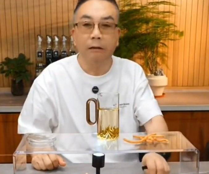 #秋日生活打卡季#杨议，谈郭德纲新书：读一本坏书，会把你引向歧途。郭德纲的新书