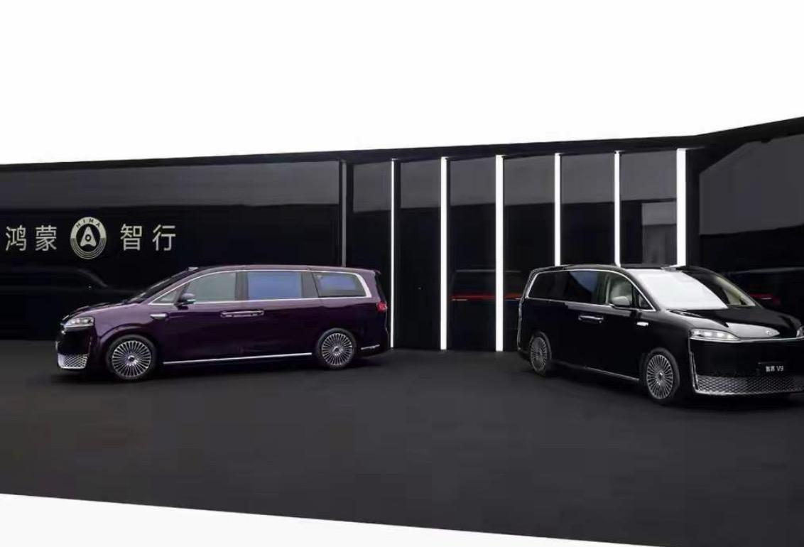 40万级新能源MPV市场这下真卷起来了！第二代腾势D9刚上市，就迎来强敌智界V9