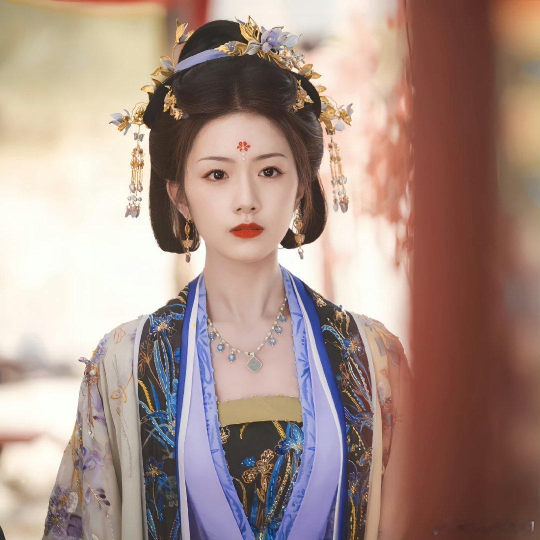这个姑娘长得特别像一个前辈女星，前辈女星演了好多古装剧，但是叫不出来名字​​​