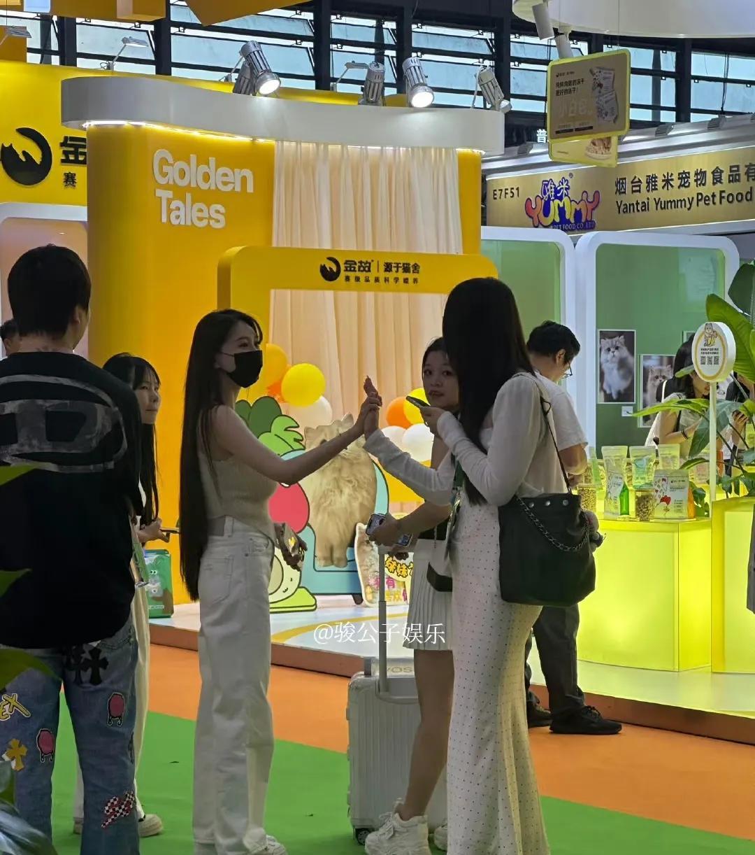 叶珂近日现身某宠物展，她产后身材状态保持得不错，凹凸有致，一头乌黑及腰的长发十分