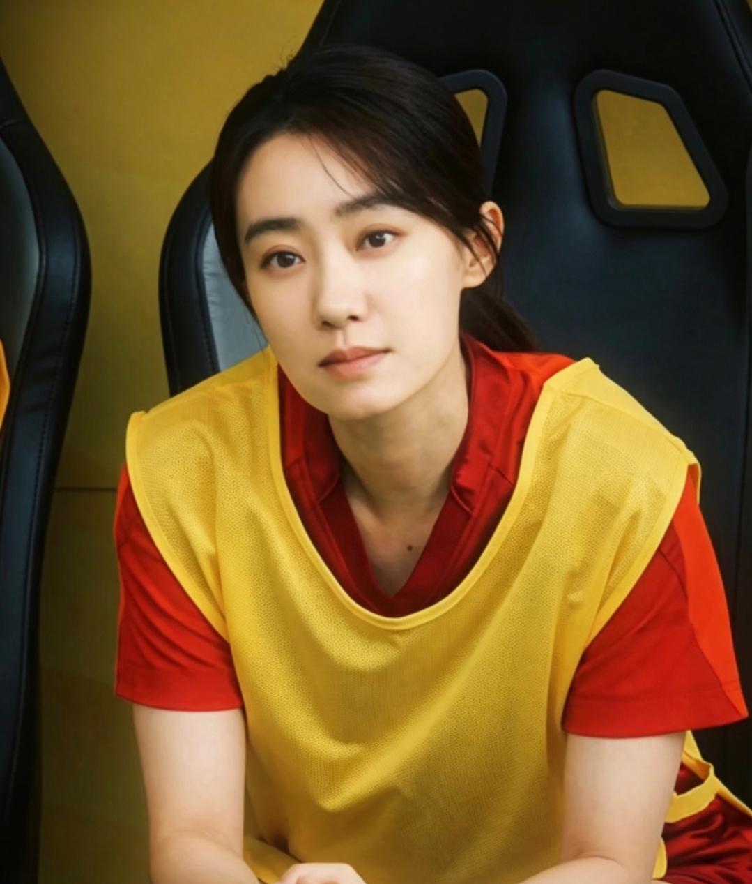 “听说周星驰新片《女足》刚开拍就停摆了，整整两个月，摄影棚里机器都落了灰。”