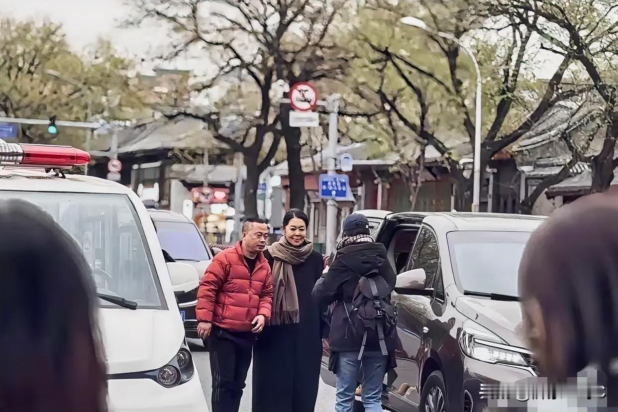 创作训练营开营啦下面照片是央视著名主持人倪萍，她在北京出来买东西的时候被网友拍到