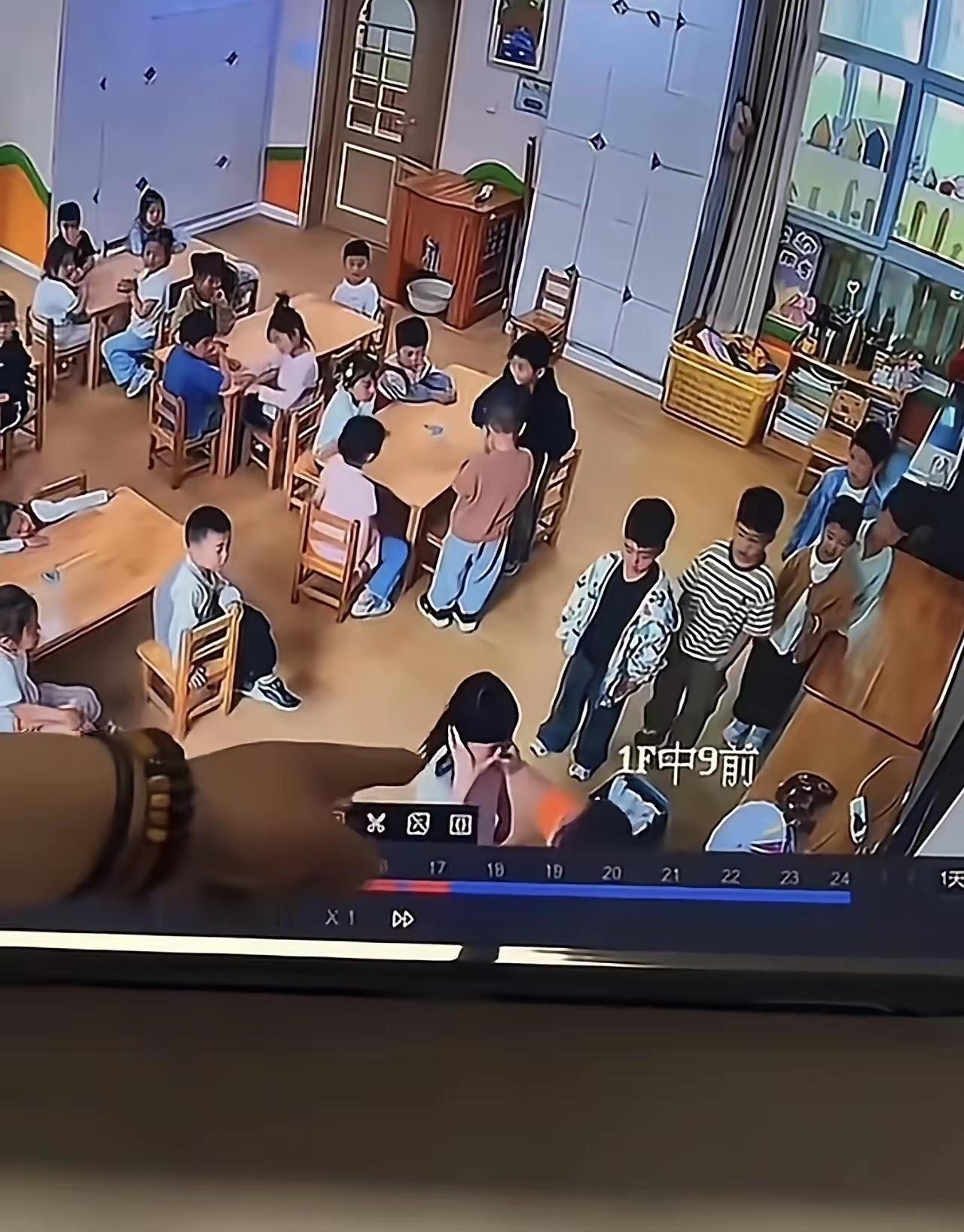 江苏徐州的女幼师，估计肠子都要悔青了吧。最新通报已经来了，她已经被停职，而且公