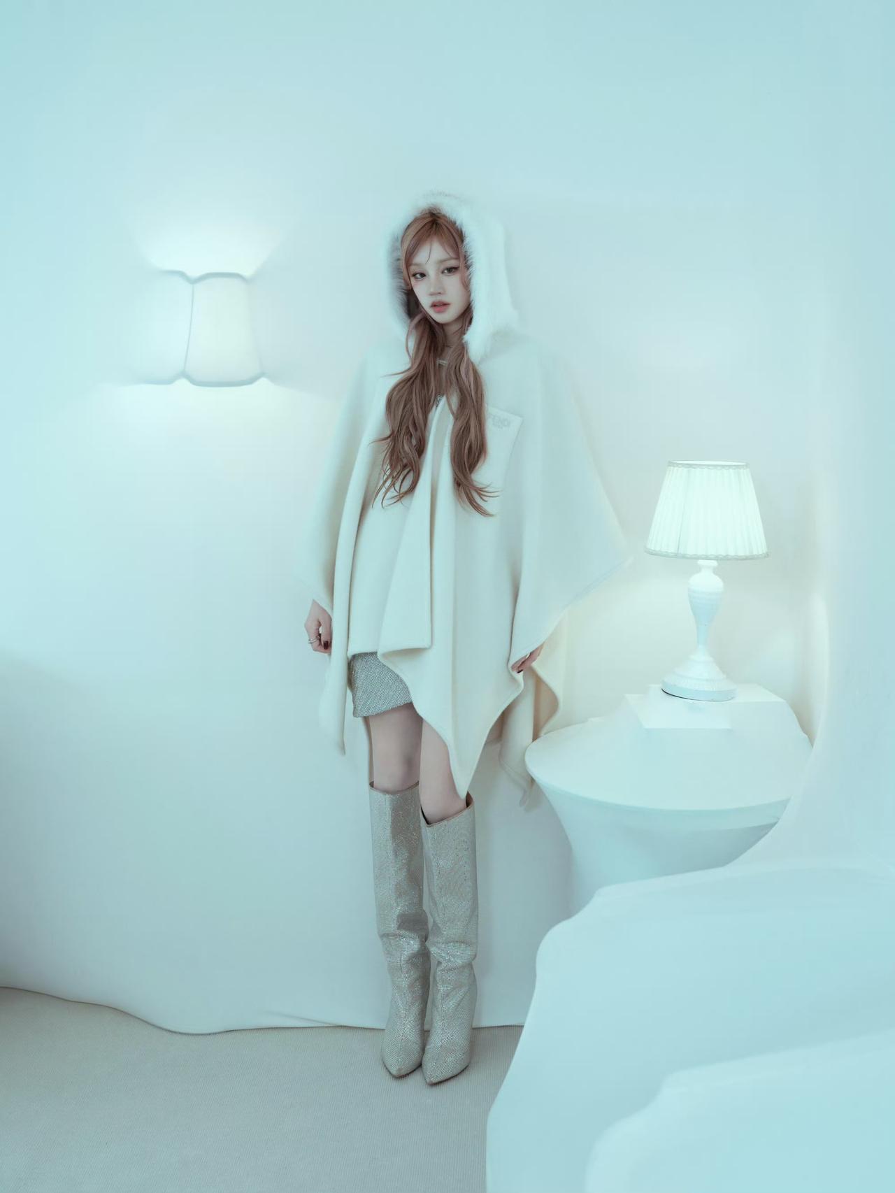 一位长发女孩站在白色房间里，穿着毛绒大衣和靴子。宋雨琦！！！