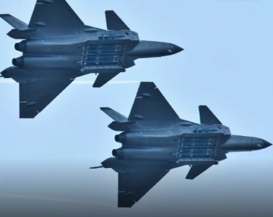 大批歼20现身日喀则机场后，印度火速调来一支阵风中队，扬言可以凭一打四！印度军事