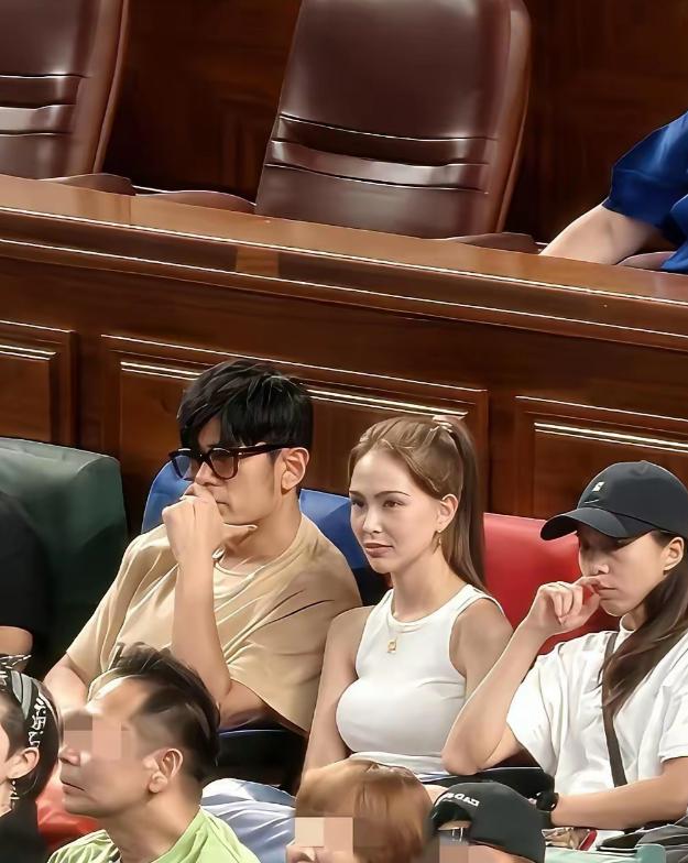 看了第一张照片，一直以为昆凌的胸是假的，这和周杰伦一起出席活动。这胸的比例看起来