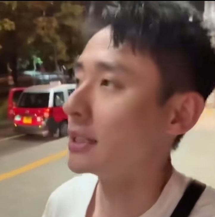 香港有人歧视大陆游客？这个大陆小哥来到香港旅游。他说，他在香港乘坐出租车时，看到