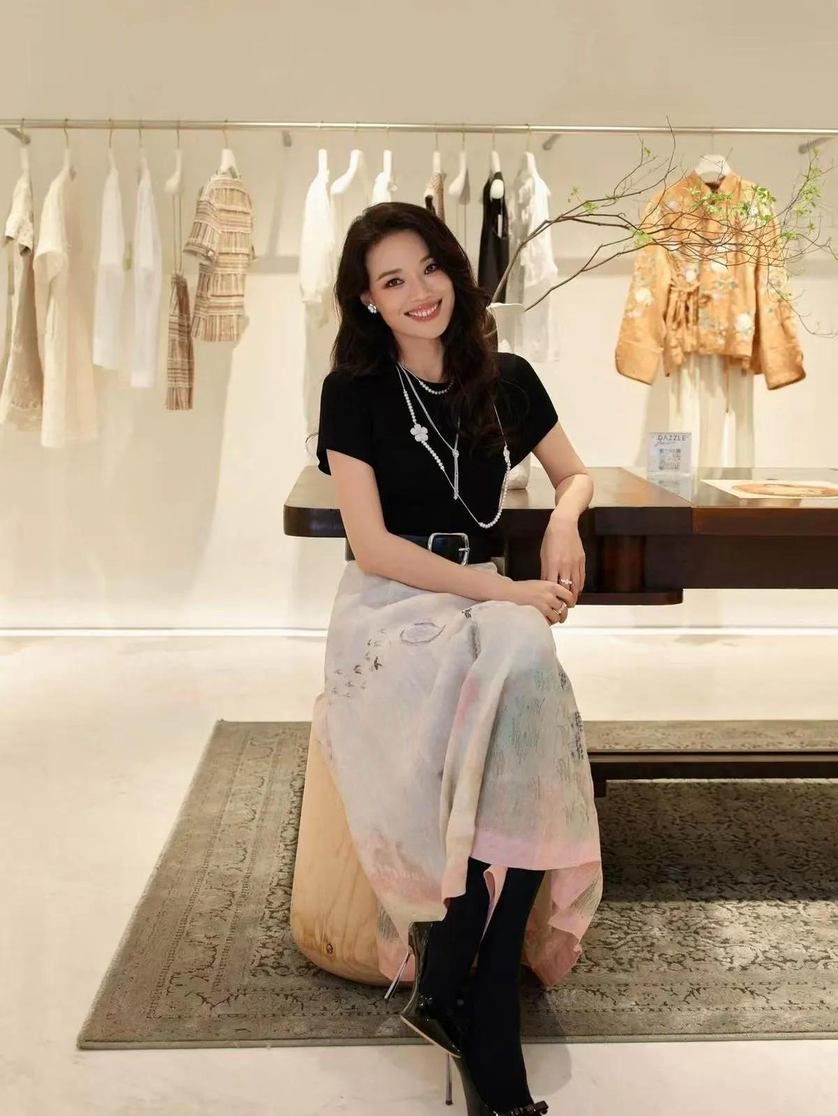 舒淇两种穿搭反差感拉满✨一套温柔雅致，一套随性松弛美人从不用固定风格定义自己