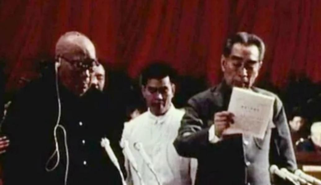 1975年，周总理最后一次做政府报告，89岁的朱老总非要站立作陪，周总理病魔缠身