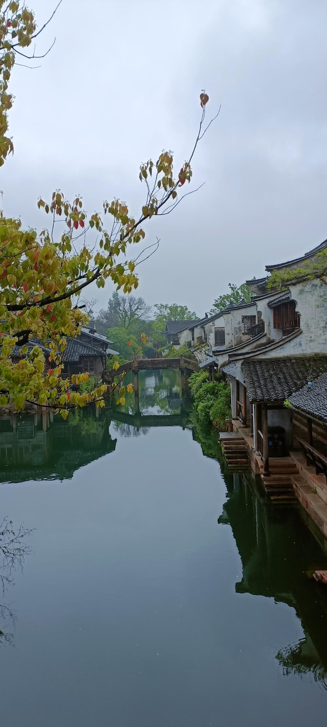 江南水乡，静谧如画，古桥倒影，韵味悠长。上联:水乡泛舟照，下联:桥上秋意浓。