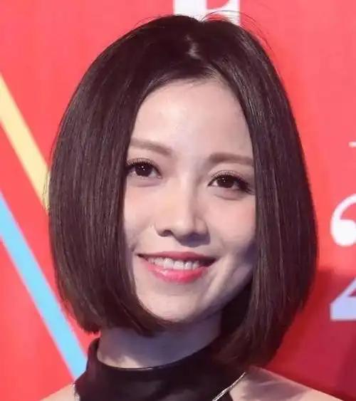 2011年，姚贝娜找到北大人民医院乳腺中心主任曹迎明，曹医生看到报告后建议立即手