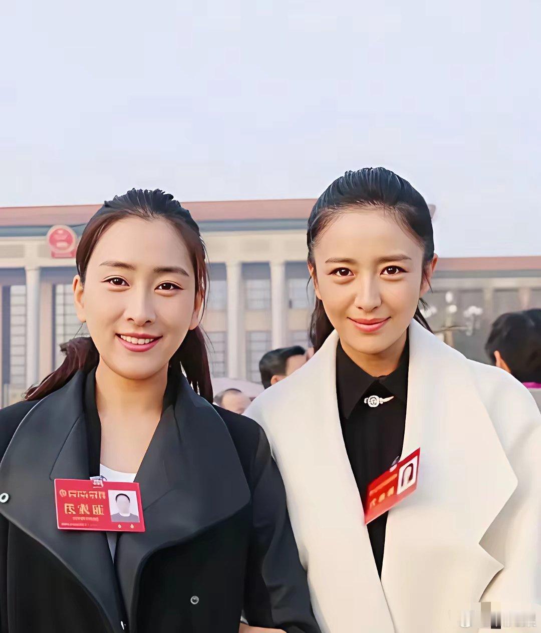 佟丽娅和马苏参加会议，真实镜头下太真实了，颜值依旧抗得住。​​​