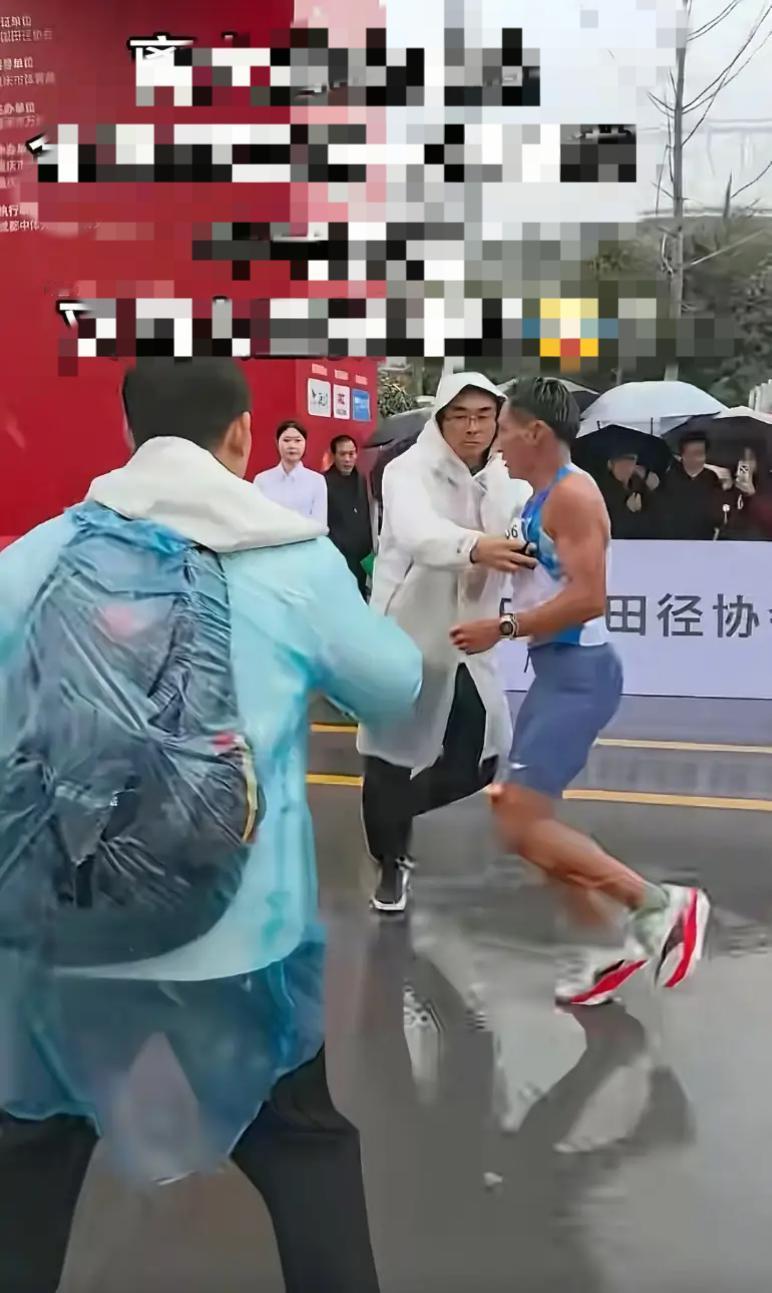 离了大谱，哈哈！全马冠军居然被一把推了出去，又返回重新冲线。据说就是这货干的。而