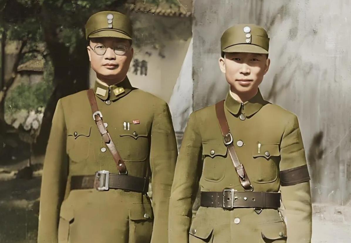 这是1939年长沙会战期间，第九战区司令长官薛岳和他的参谋长吴逸志将军的合影。图