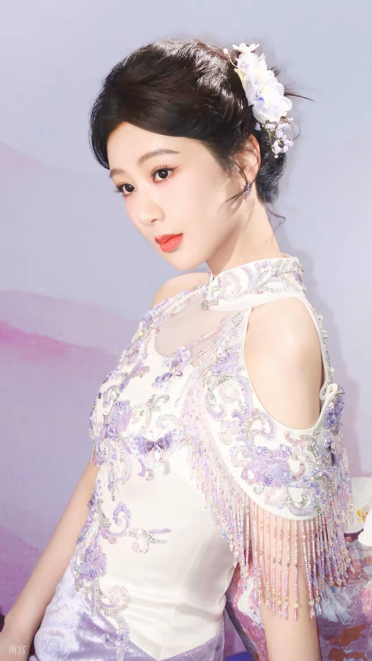 美女壁纸～杨紫的国风旗袍造型美到心巴米白底缀满淡紫绣纹，挂脖流苏设计尽显东方雅