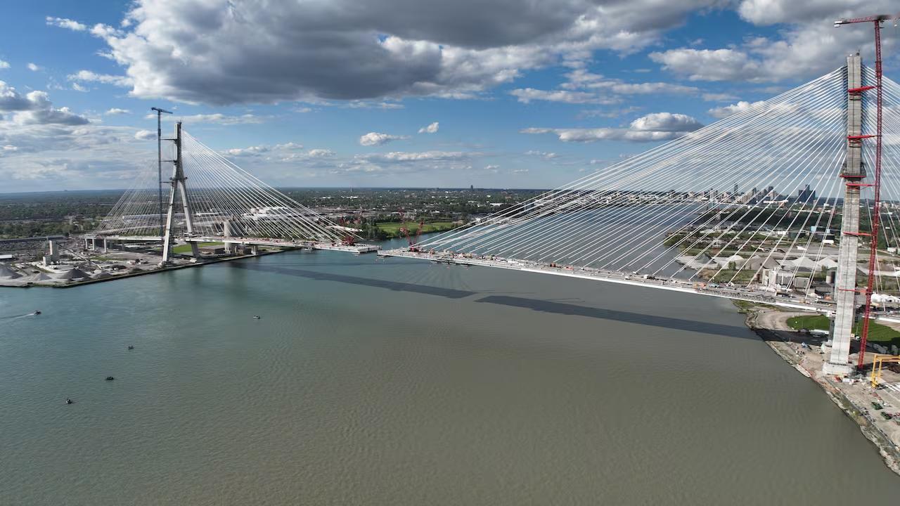 不见面，分一半美国密歇根州有个底特律市，加拿大安大略省有个温莎市，两市隔河相望