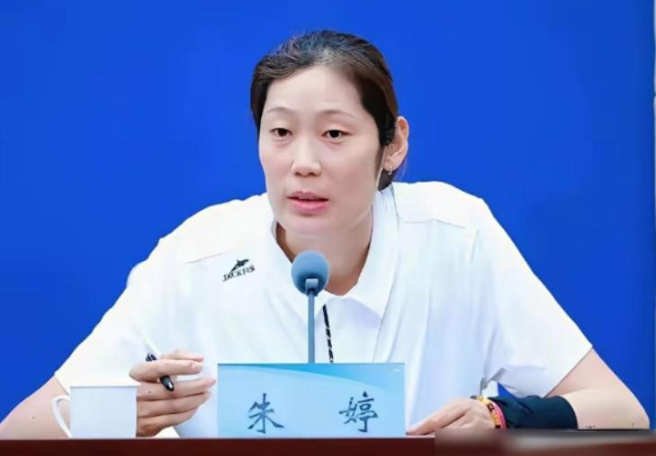 一步错步步错！中国女排如今的艰难处境，完全是咎由自取。当初为了所谓的快速换代，