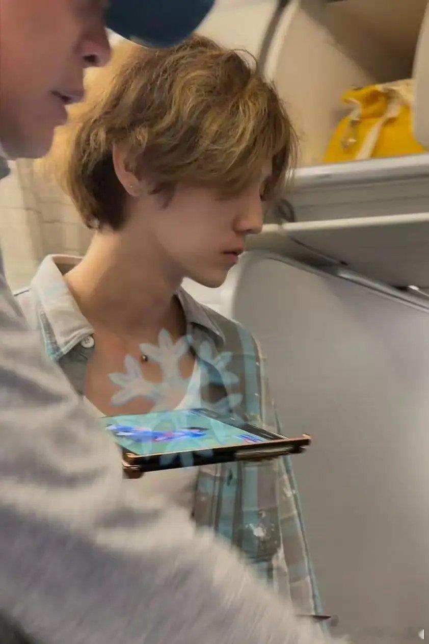 鹿晗最近状态还可以吧，意气风发的没有网友说的什么，面部松弛啥的啊