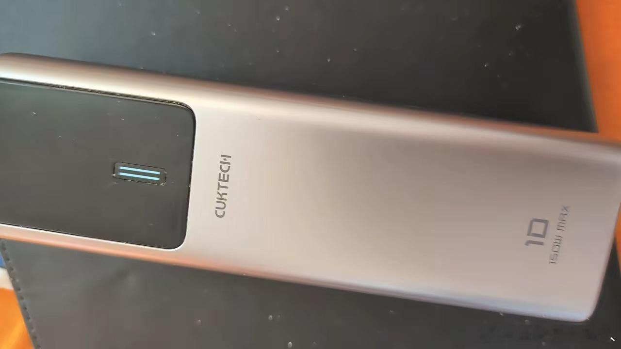 手里两个主力充电宝，一个酷态科10号，一个酷态科CP25，真的无语了……10号没