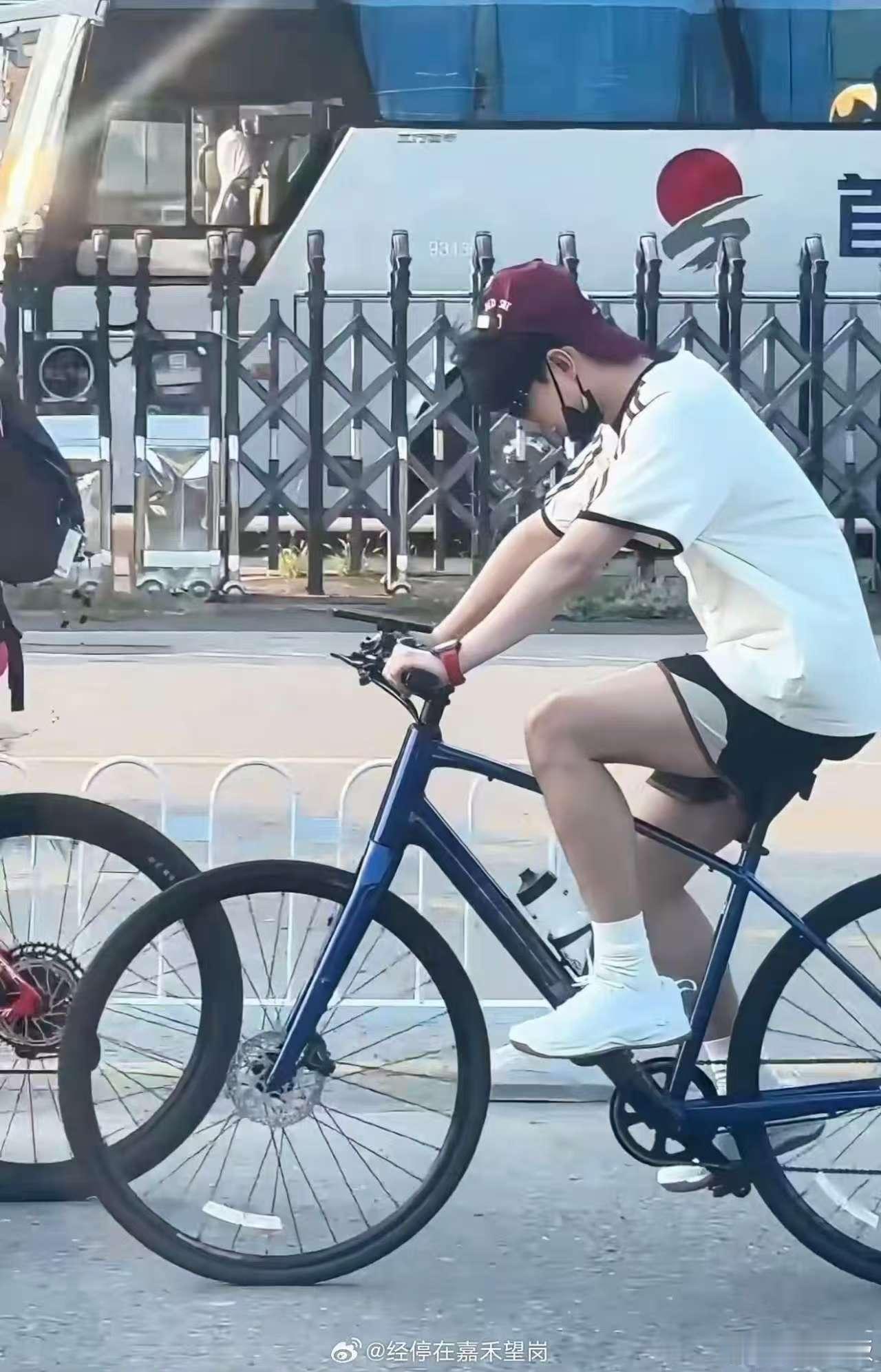 杨洋骑自行车被偶遇杨洋骑自行车恍忽肖奈杨洋骑自行车被偶遇，帅的，绝啦​​​