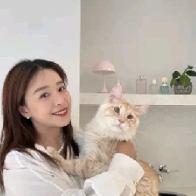 阚清子在社交平台晒出了自己和猫猫的合照以及自己的宠物喵和另外一只喵一起的照片