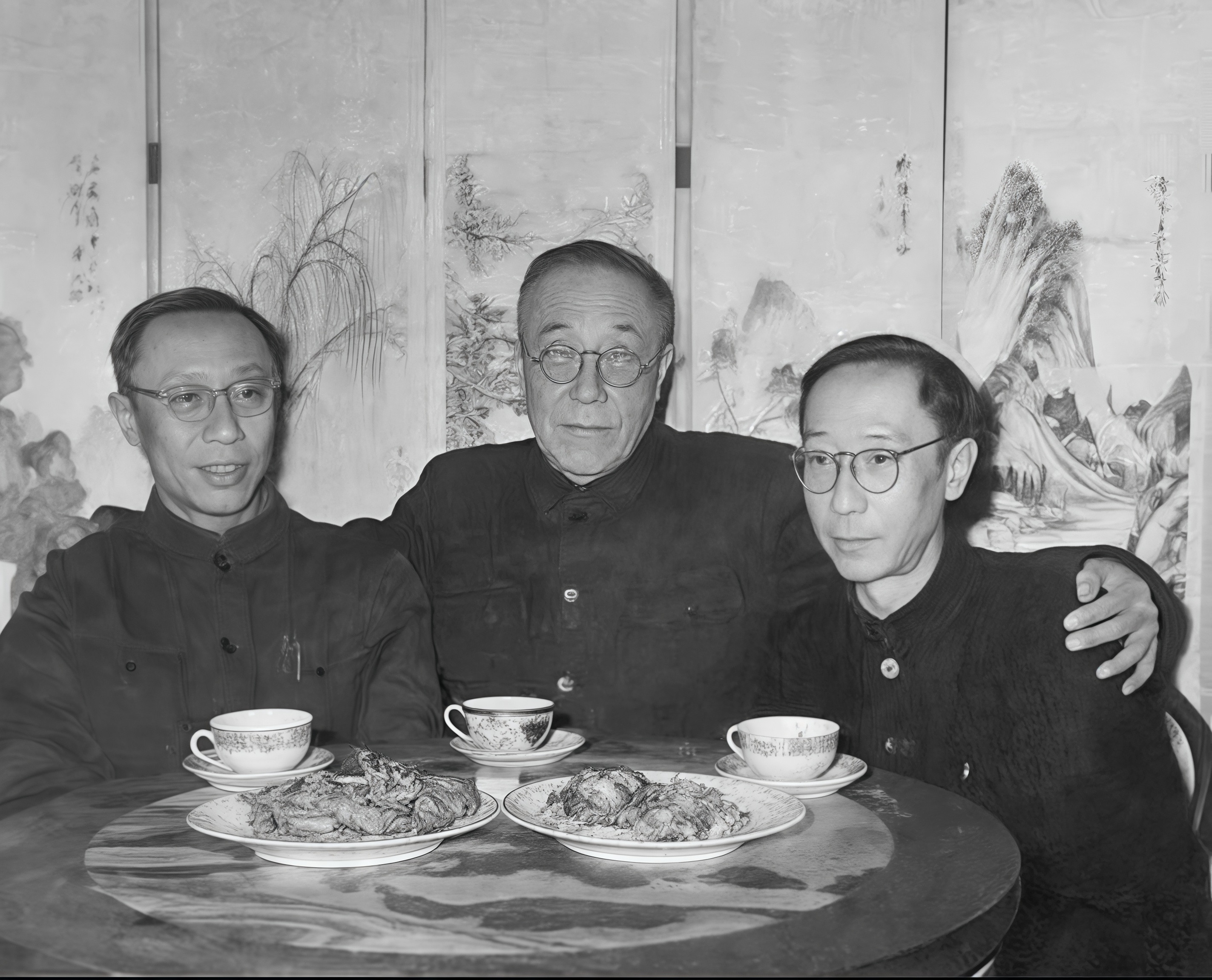 下图是溥仪与七叔载涛、弟弟溥杰的合影，坐在C位的是载涛。很多人认为载涛能在C位，觉得是辈分的问题，实