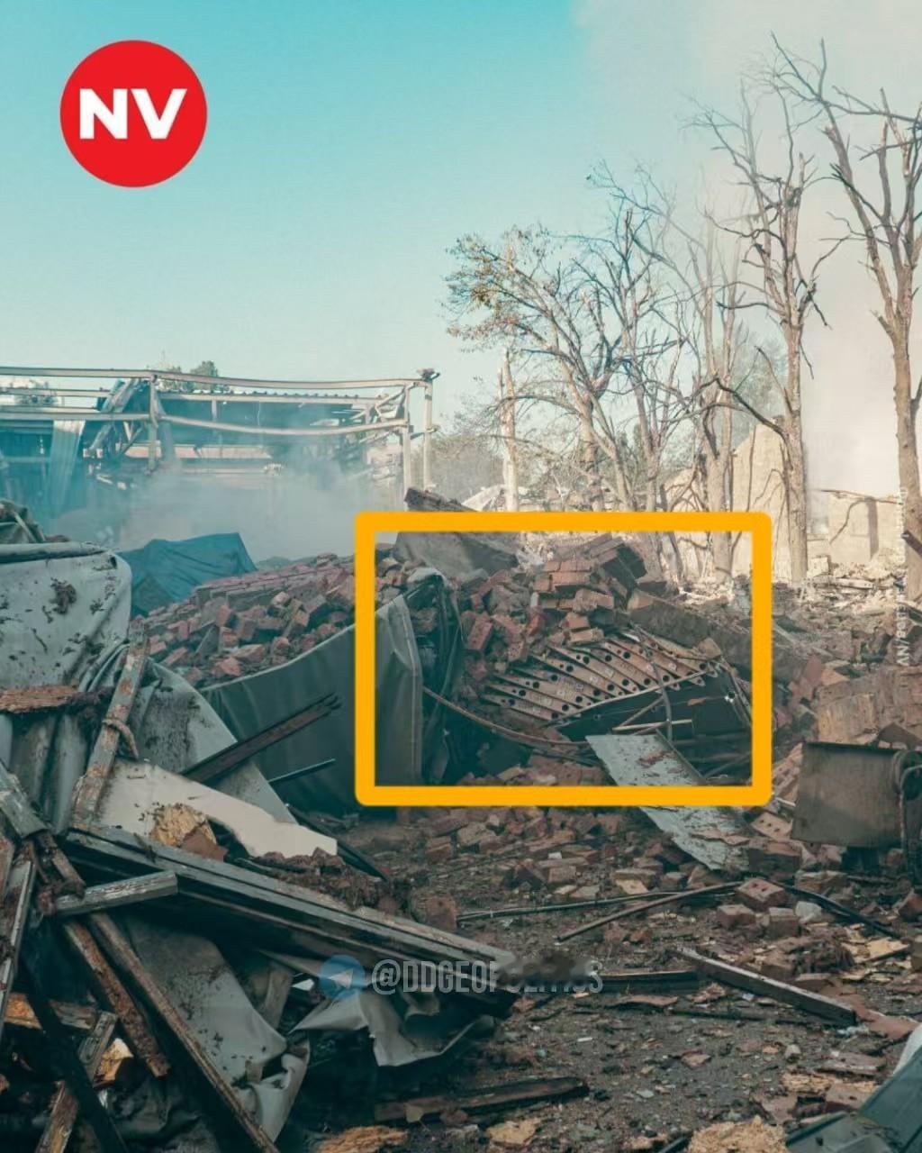 乌克兰这次不小心露馅了，俄军导弹猛烈打击基辅以后，乌克兰媒体NV最先放出现场实拍