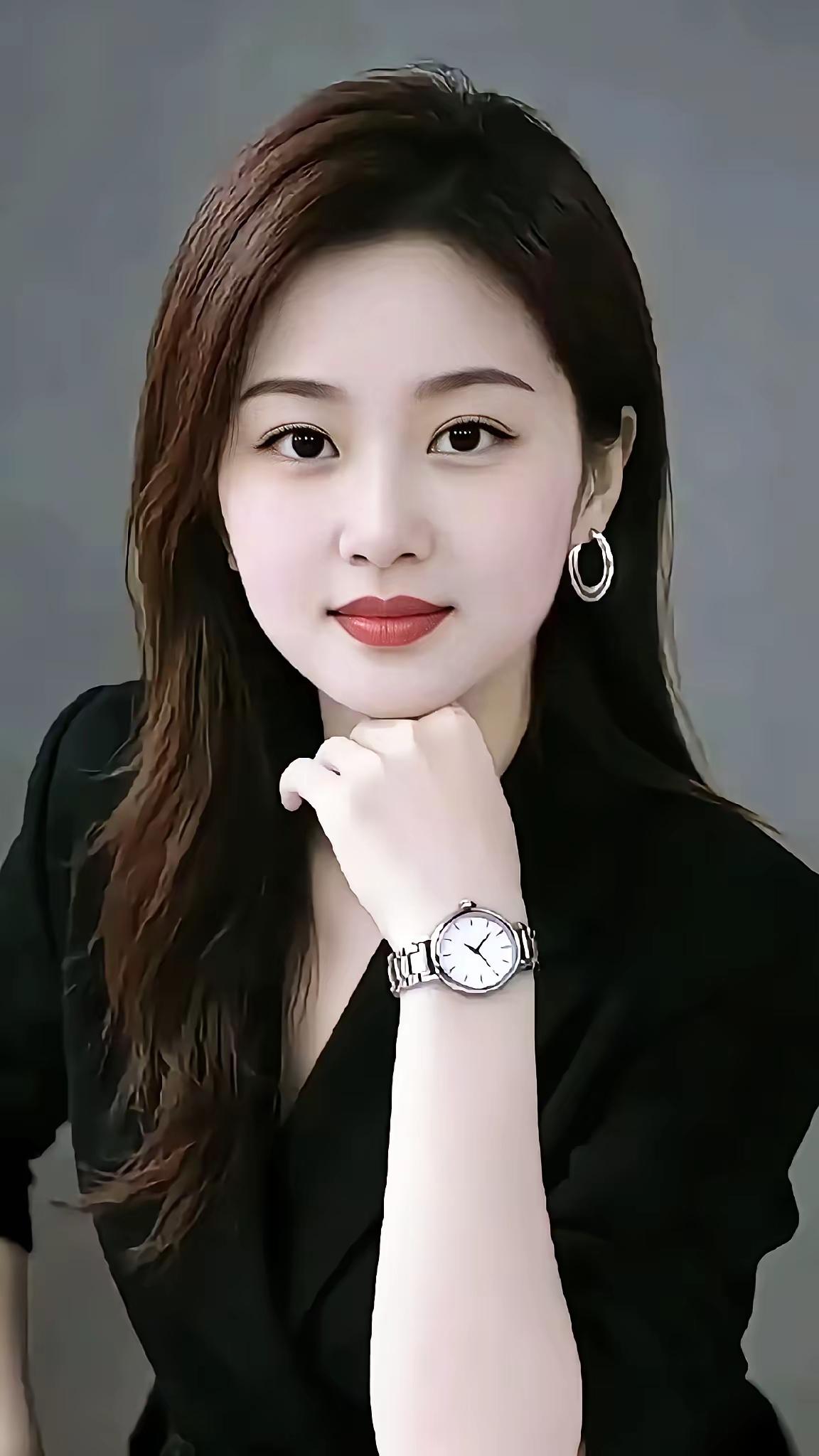 ，温婉高级，气质腕表穿搭人文自然美，没有刻意的造作。她，黑衣腕表，神态平和自