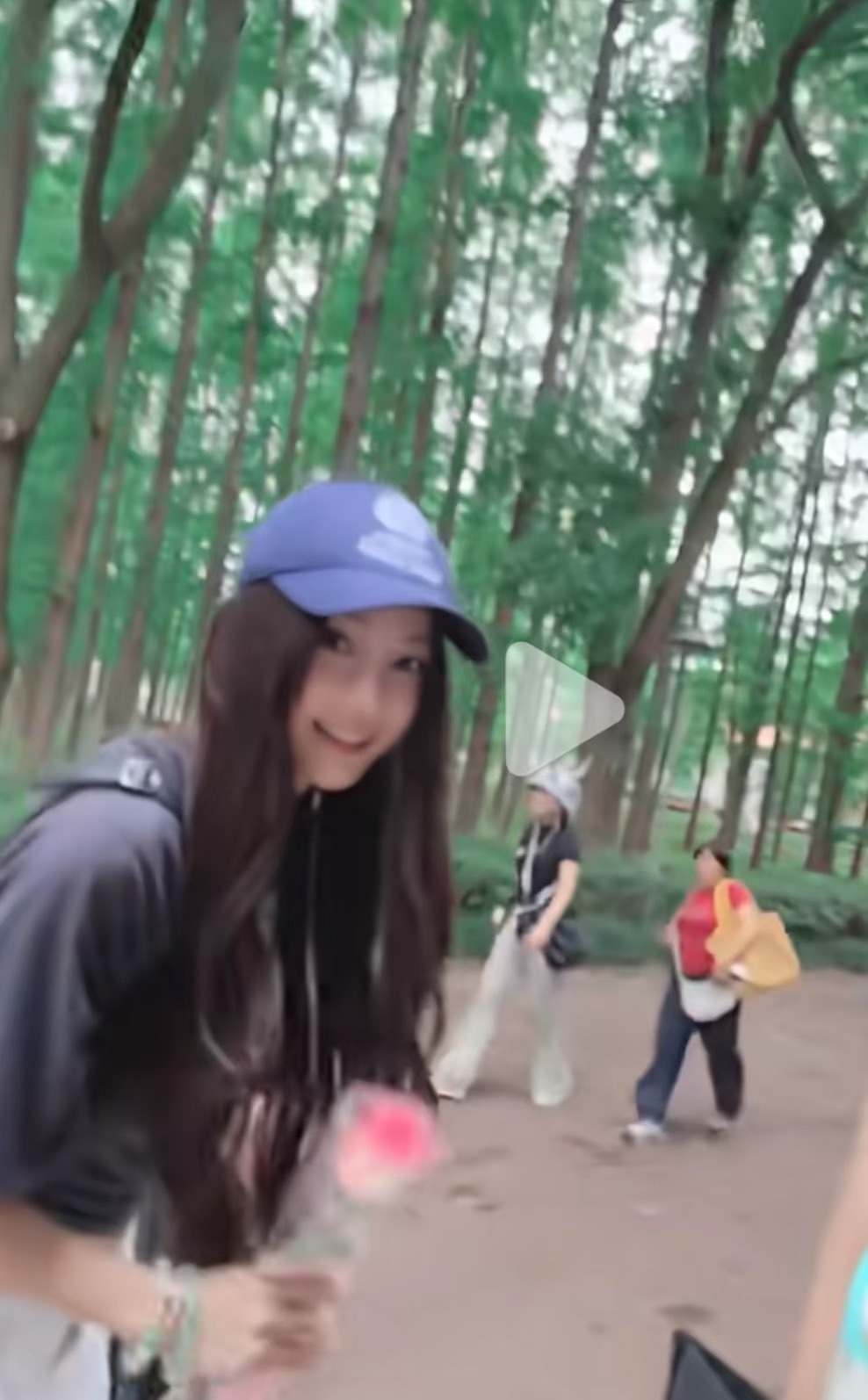 Angelababy参加小海绵学校的公益活动，这不就是我才20来岁异父异母的亲姐