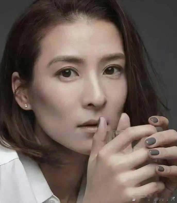 这才叫真正的女扮男装，完全没把观众当傻子。
