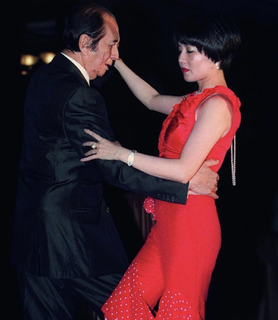 四太梁安琪应该是赌王爱上的最后一个女人。一身红装的梁安琪长相娇俏妩媚，舞姿灵动