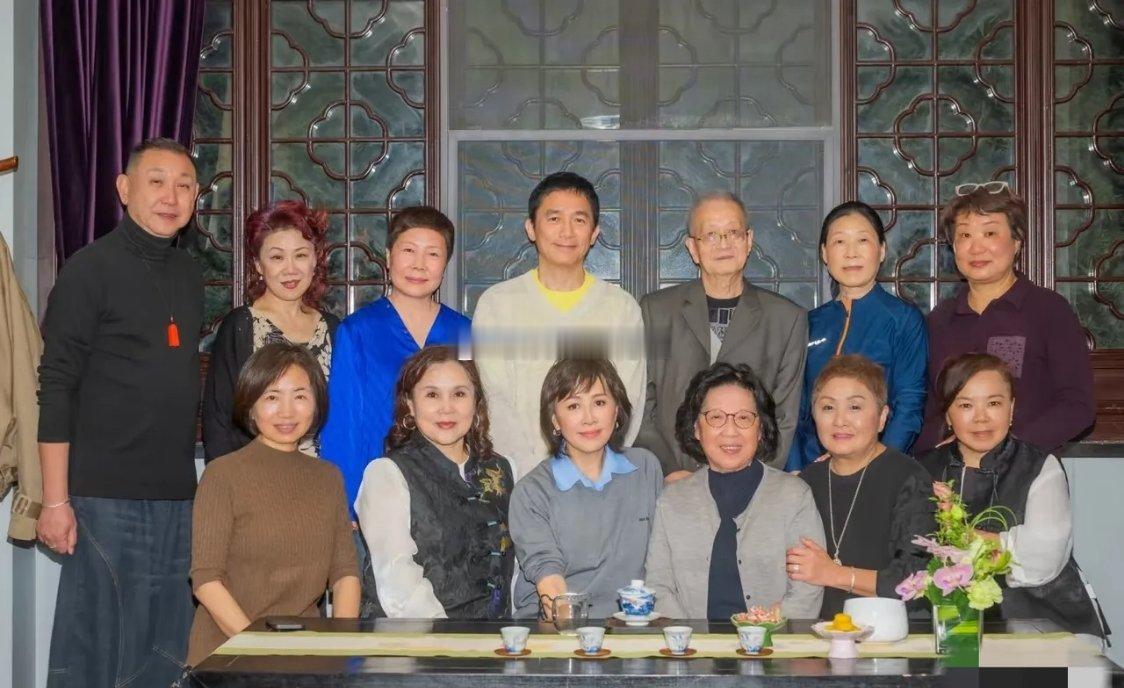 60岁的刘嘉玲带老公梁朝伟回故乡苏州和儿时老师和同学聚会，坐在C位的刘嘉玲显得那